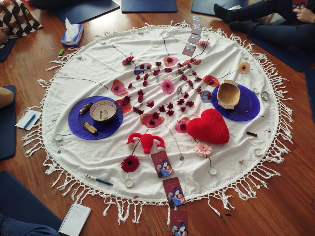 Foto de experiencia en taller de vivencia grupal, un espacio de encuentre entre mujeres.