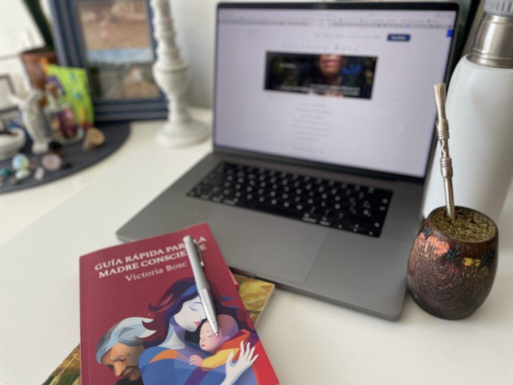 Foto de notebook, libro y mate. Escribime y abramos juntos un espacio sagrado donde tu transformación pueda comenzar