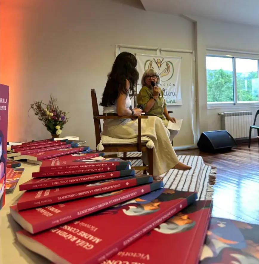 imagen principal de los libros de Victoria Bosc durante la presentación de Guía rápida para la madre consciente